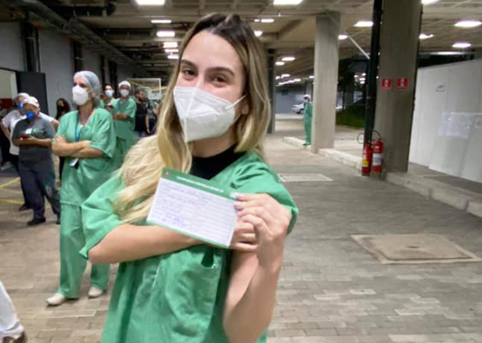 Médica itaperunense recebe vacina CoronaVac em São Paulo
