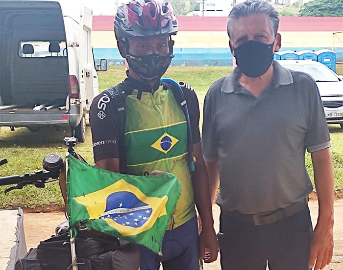 Itaperuna: Secretário de Esporte recepciona ciclista que já percorreu 18 países
