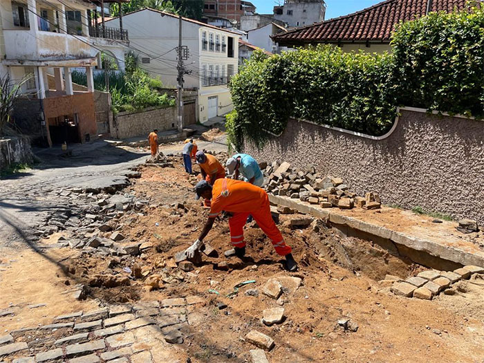 Itaperuna: Após chuvas intensas e enchente, Secretaria de Desenvolvimento Urbano (Obras) trabalha para limpar e reconstruir a cidade