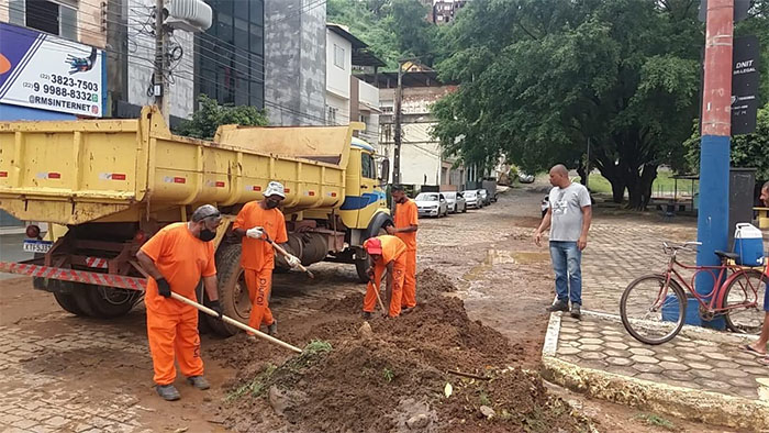Itaperuna: Após fortes chuvas e enchente, Secretaria de Obras trabalha para limpar a cidade
