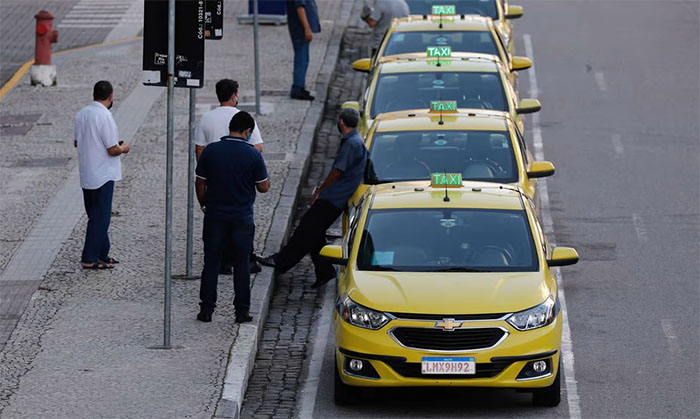 Taxistas: Auxílio começa a ser pago em 16 de agosto