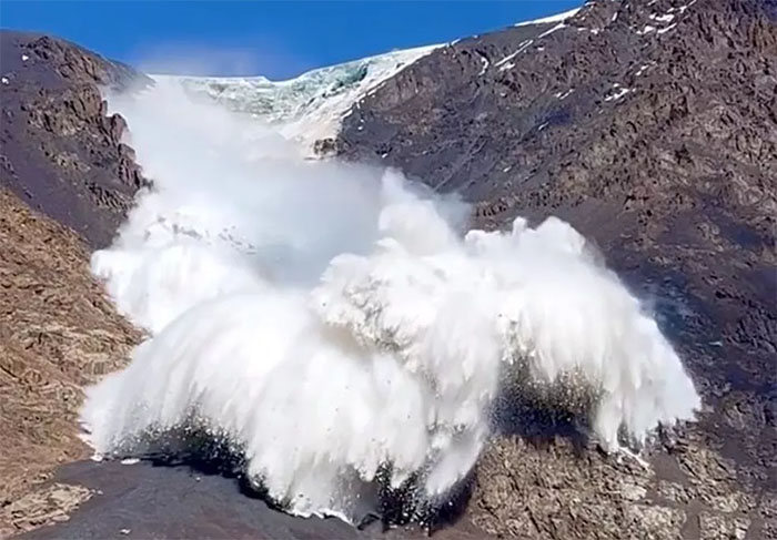 Turista filma avalanche até ser atingido pela neve