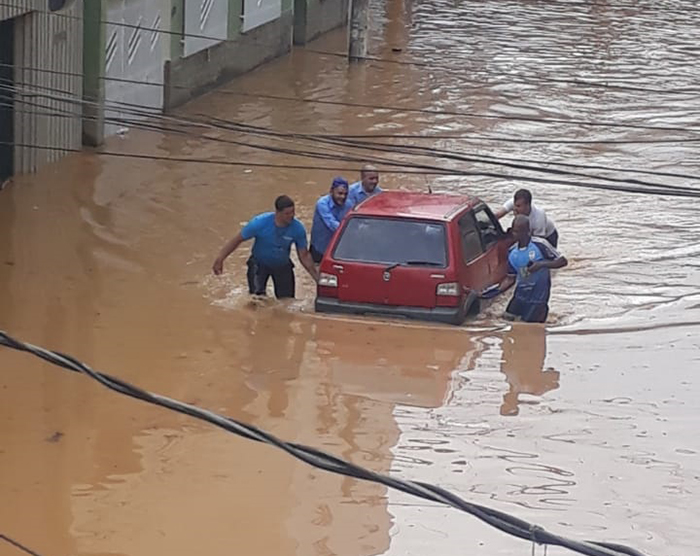 Fotos e vídeos da enchente em Carangola
