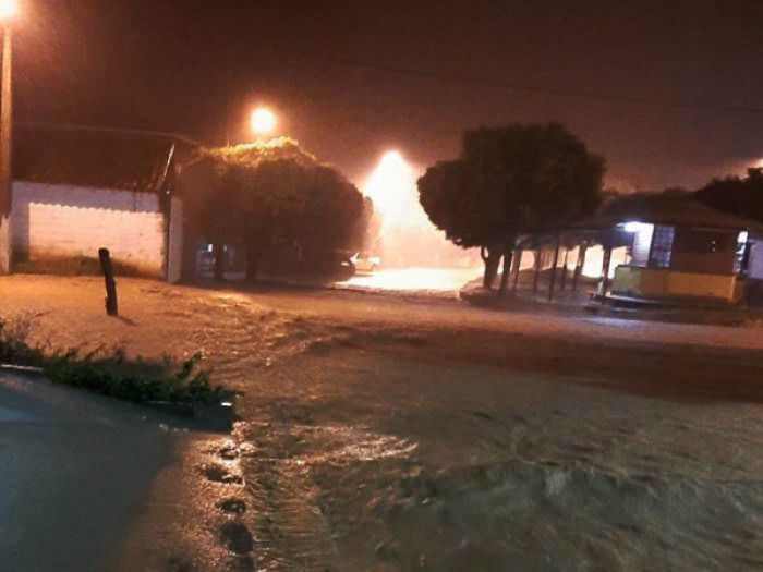 Chuva forte provoca alagamento em cidades da região de MG