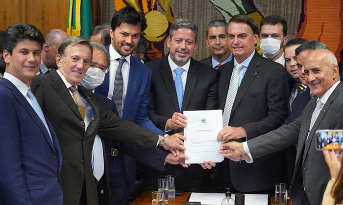 Bolsonaro entrega à Câmara PL que permite privatização dos Correios