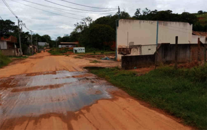 Dinheiro tem! E tem rua no Bananal sem calçamento e sem esgoto