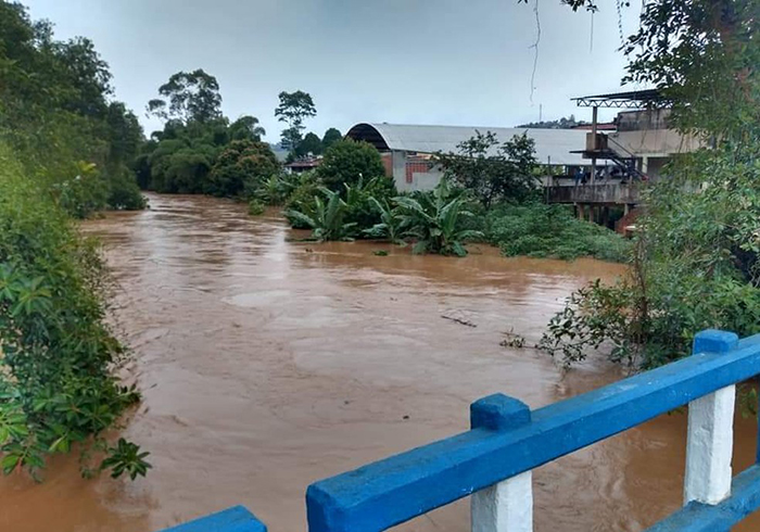 Cedae interrompe fornecimento de água em Porciúncula por causa da cheia do Rio Carangola