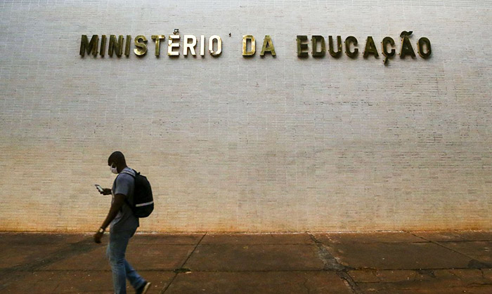 Universidades federais têm até dezembro para adotar diploma digital