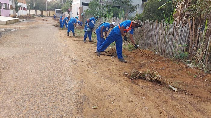 Secretaria de Obras segue trabalhando em Itaperuna e atende mais de 15 endereços em uma semana