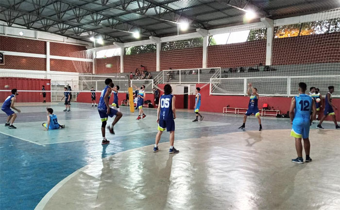 Esporte: Equipe de vôlei de Itaperuna treina na Escola Humberto de Campos