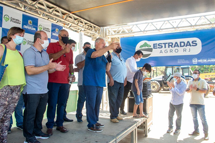 Secretaria de Agricultura de Itaperuna lança o programa Estrada do Produtor. Município recebeu maquinário através da parceria com o governo do Estado.