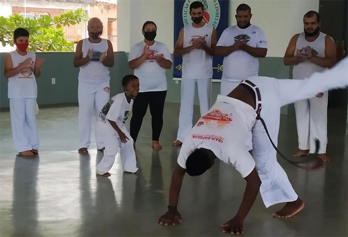 AULAS GRATUITAS DE CAPOEIRA NO CENTRO POLIESPORTIVO EM ITAPERUNA