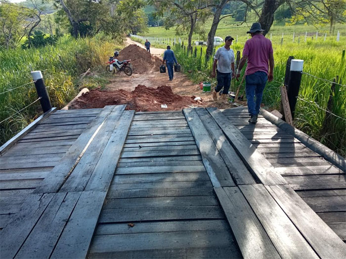 Itaperuna: Secretaria de Agricultura constrói ponte na estrada do Bambuí