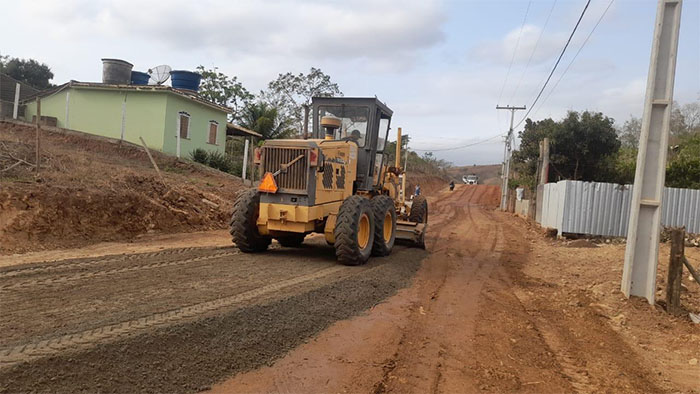 Secretaria Municipal de Agricultura recupera estradas vicinais em Itaperuna