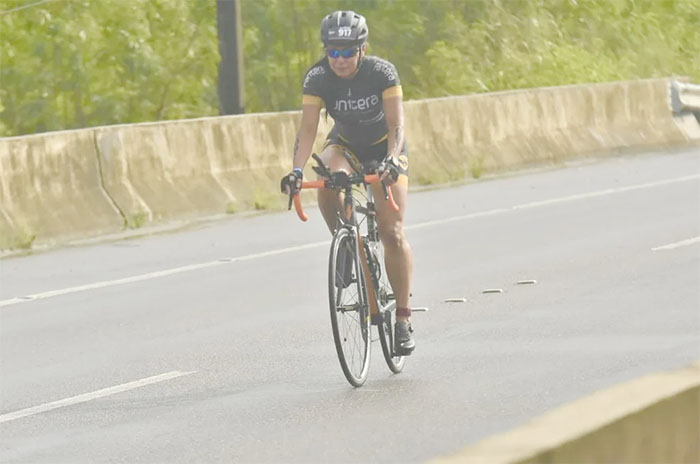 Primeira triatleta de Itaperuna, no RJ, se prepara para metragem olímpica no ‘Capixaba de Ferro’