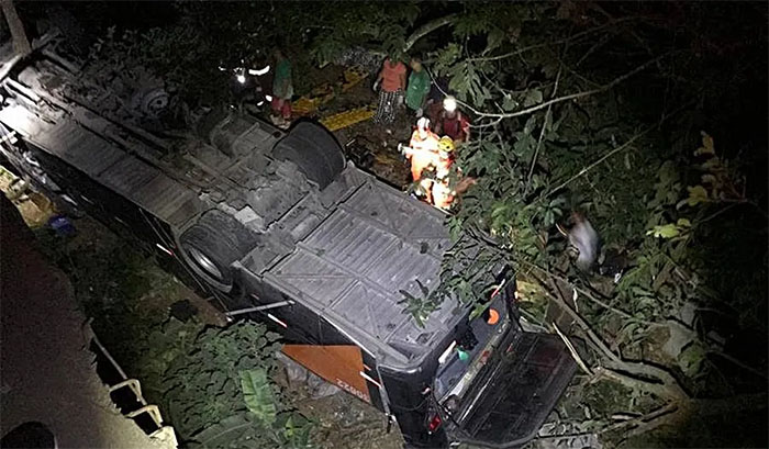 Ônibus com time de futebol cai de ponte e deixa mortos e feridos na BR-116