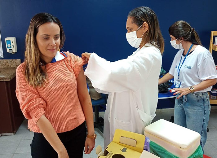 Equipes da Secretaria de Saúde de Itaperuna imunizam funcionários de empresa