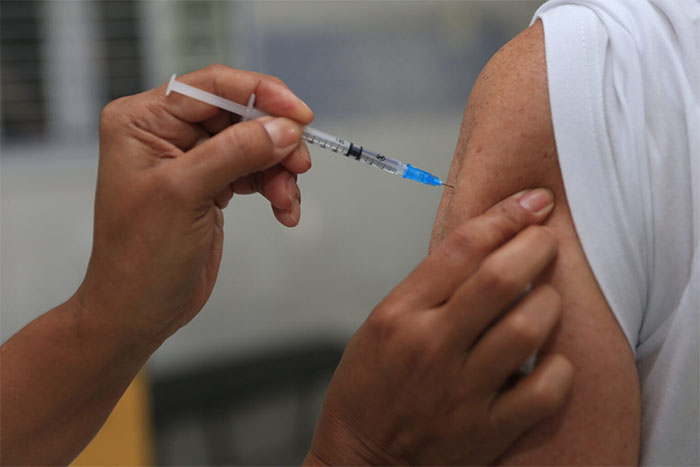 Secretaria de Estado de Saúde do Rio reforça necessidade da vacinação com a bivalente