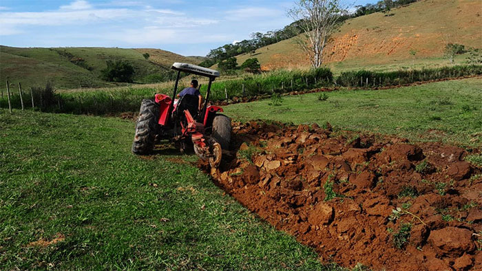 Agricultura: Preparo do solo para o plantio de cana em Itaperuna