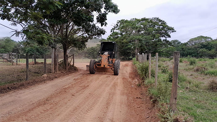 Itaperuna: Secretaria de Agricultura recupera estradas no Feijão Queimado