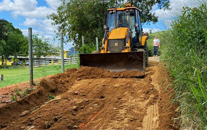 Secretaria de Agricultura recupera estradas na zona rural em Itaperuna