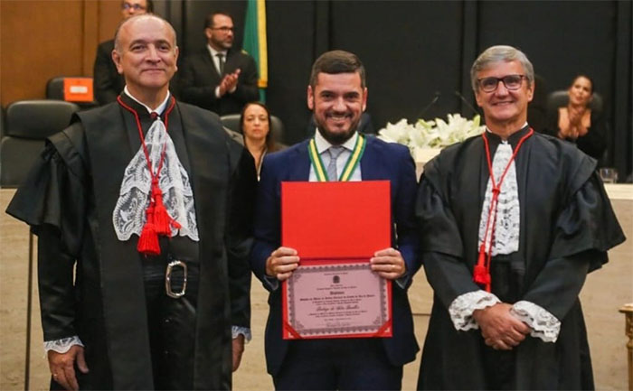 PRESIDENTE DA ALERJ RECEBE MEDALHA DO MÉRITO ELEITORAL DO TRE-RJ