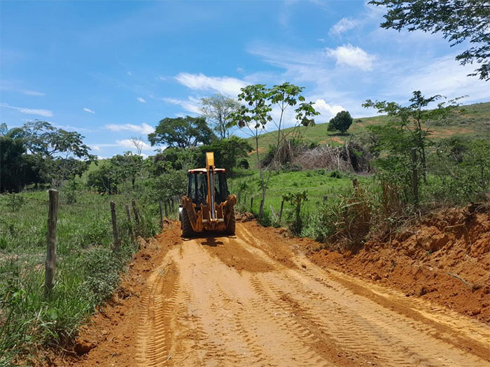 Itaperuna: Secretaria de Agricultura recupera estradas no Distrito de Comendador Venâncio