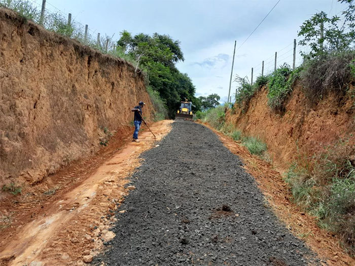 Agricultura: Prefeitura de Itaperuna repara a estrada da Serrinha e arredores