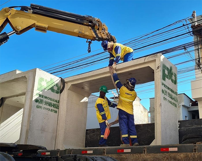 Chegada do material para as obras da galeria da Vinhosa. Serão instalados 600 metros de esgoto com uma moderna estação de tratamento e 800 metros de drenagem pluvial