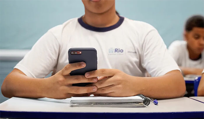 Uso de celular passa a ser proibido em escolas municipais do Rio, inclusive na hora do recreio