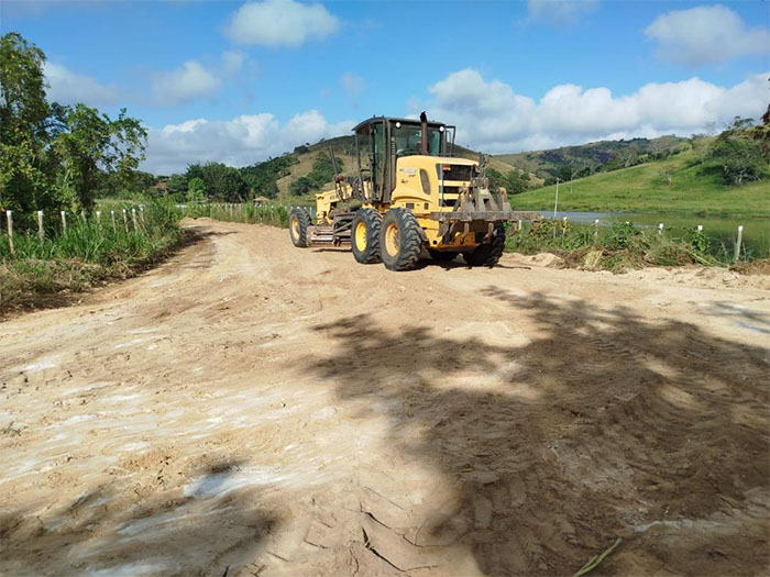 Prefeitura de Itaperuna recupera estradas vicinais nos finais de semana