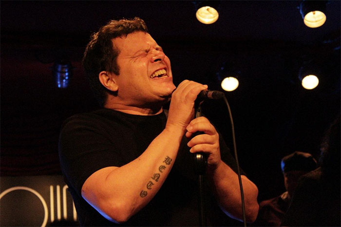 Toni Platão é a atração do fim de semana nos Teatros Firjan SESI Itaperuna e Campos, que recebe ainda o pé de serra do quinteto Lamparão