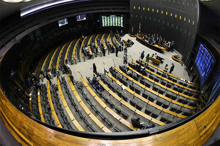 Congresso pode ter que dividir emendas ou mudar Constituição para ampliar número de deputados