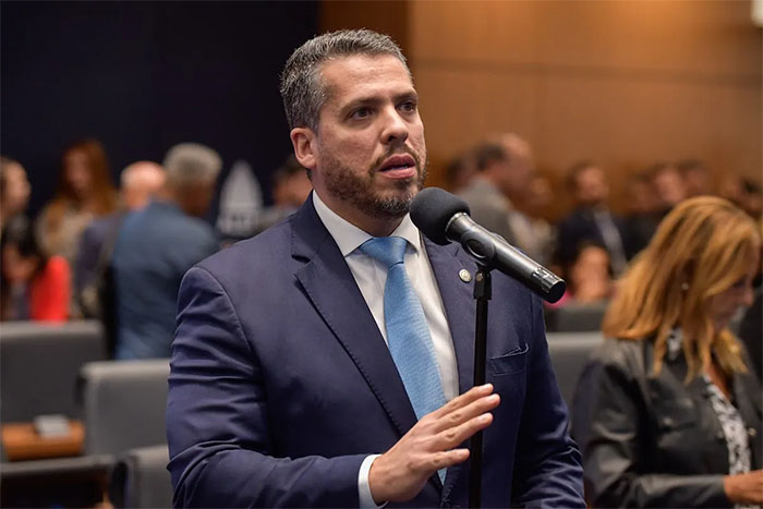 Médicos formados antes de 2004 podem ser dispensados de apresentar qualificação de qualidade para atuar no Rio